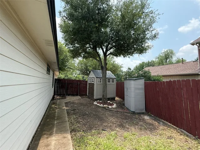 a view of a backyard