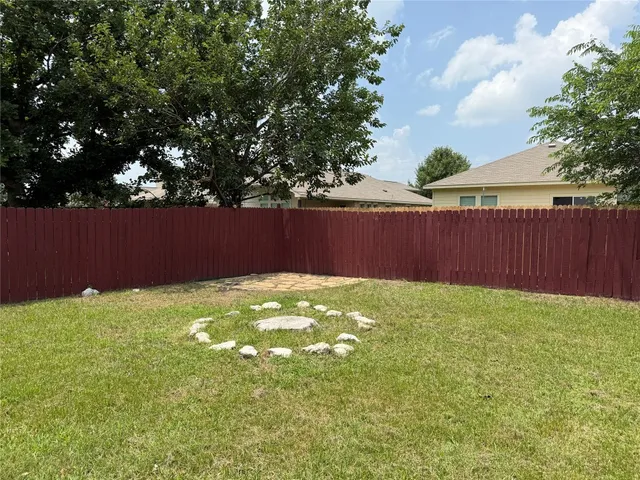 a view of a backyard