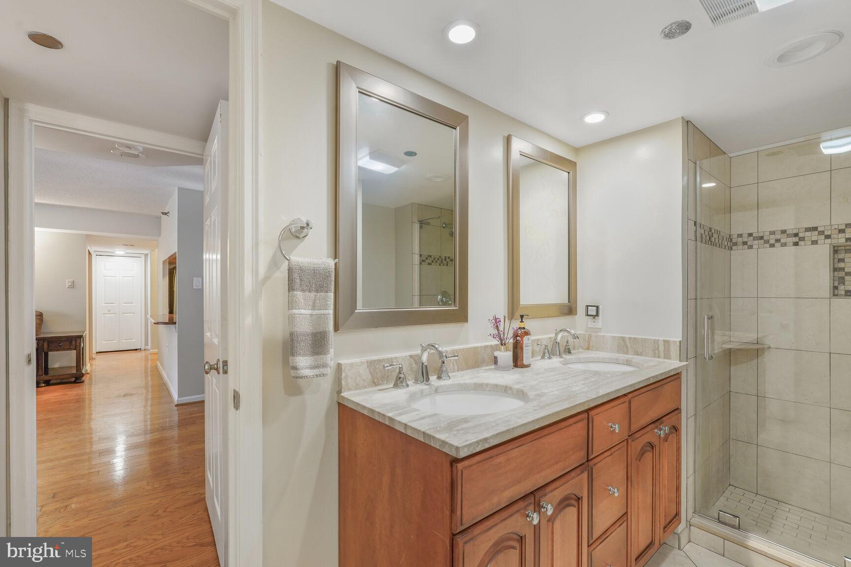 1301 North Courthouse Road, Unit 810 Arlington, VA 22201 - Photo 12 of 31 Primary Bath