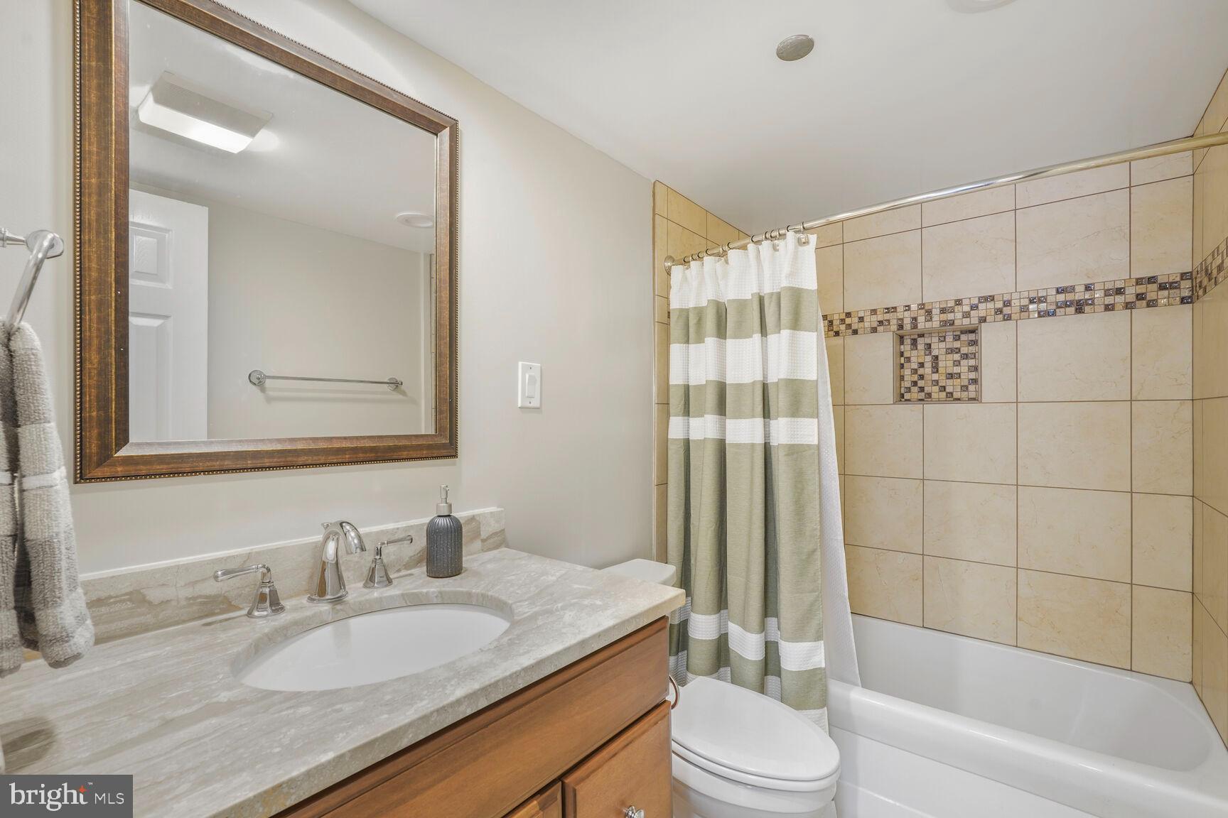 1301 North Courthouse Road, Unit 810 Arlington, VA 22201 - Photo 14 of 31 Full Bath