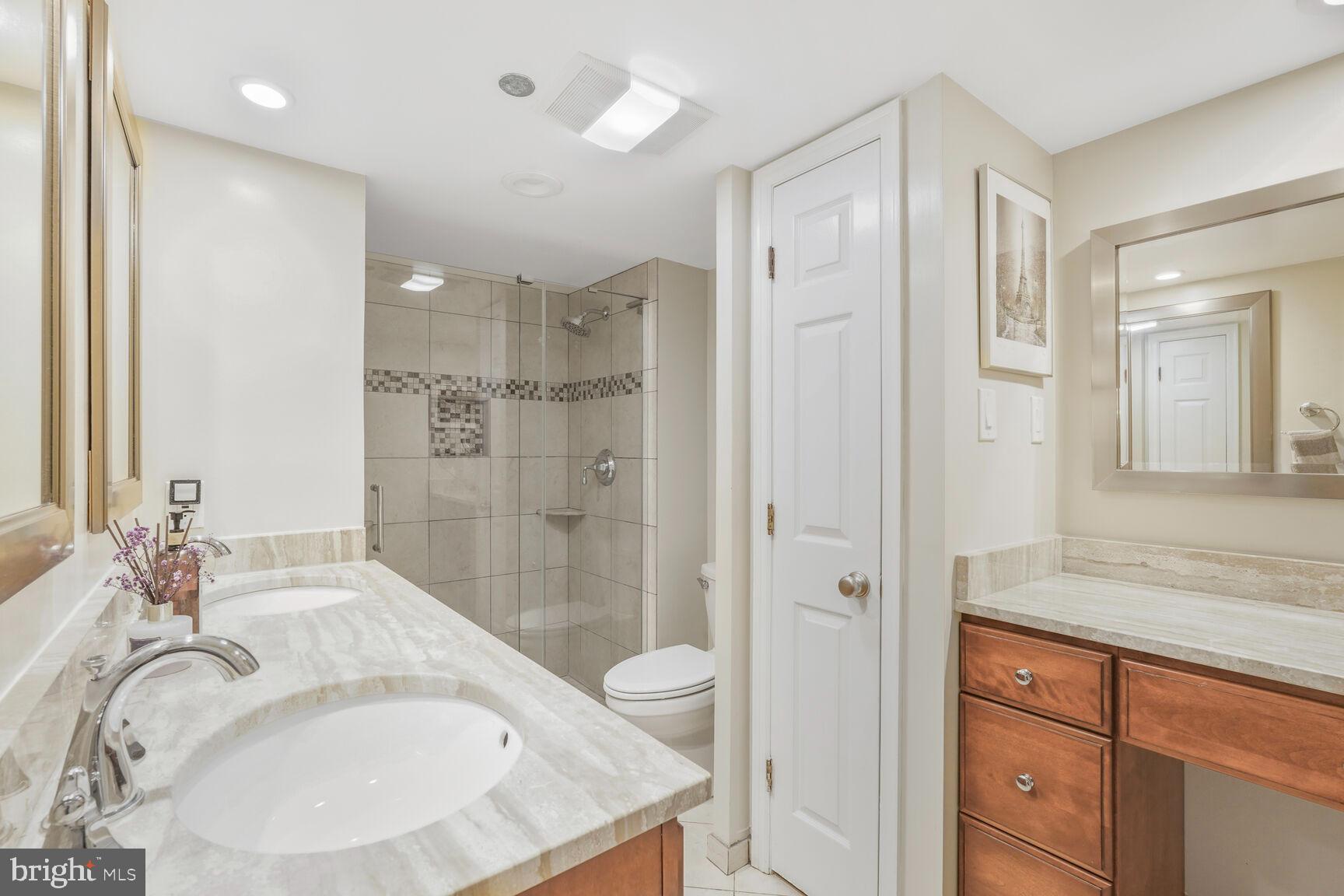 1301 North Courthouse Road, Unit 810 Arlington, VA 22201 - Photo 4 of 31 Primary Bath