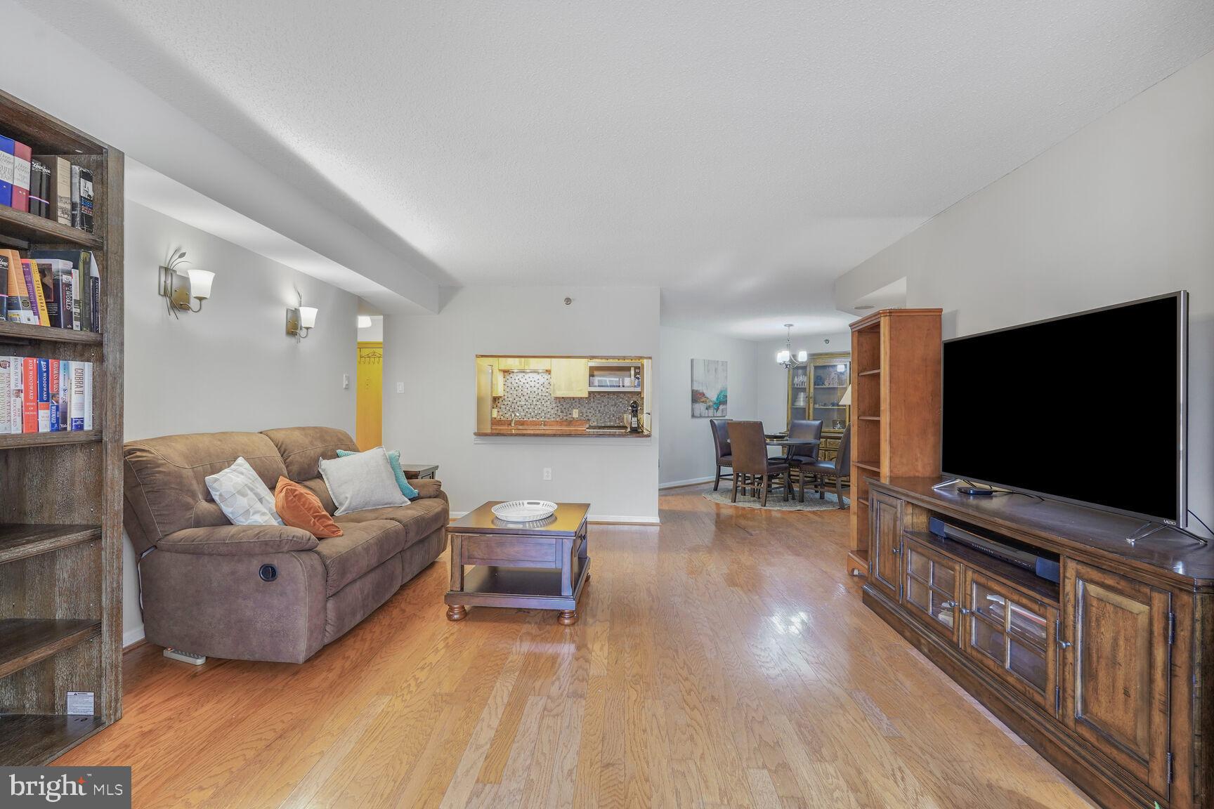 1301 North Courthouse Road, Unit 810 Arlington, VA 22201 - Photo 6 of 31 Living Area