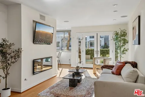 $549,000 | 1124 North La Cienega Boulevard, Unit 301, West Hollywood, CA 90069