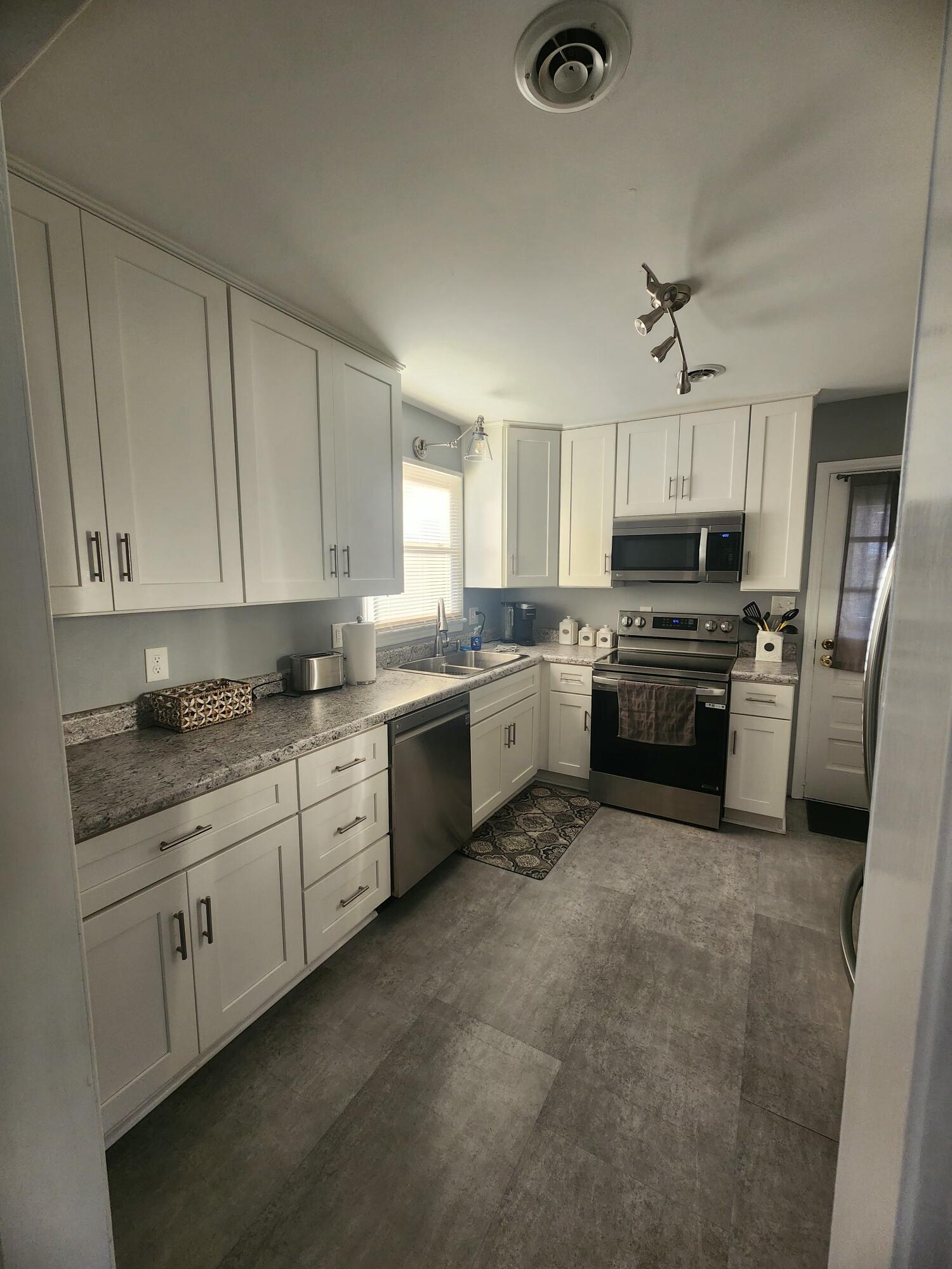 2458 Bermuda Road Northwest Roanoke, VA 24017 - Photo 18 of 26 20260323_184525