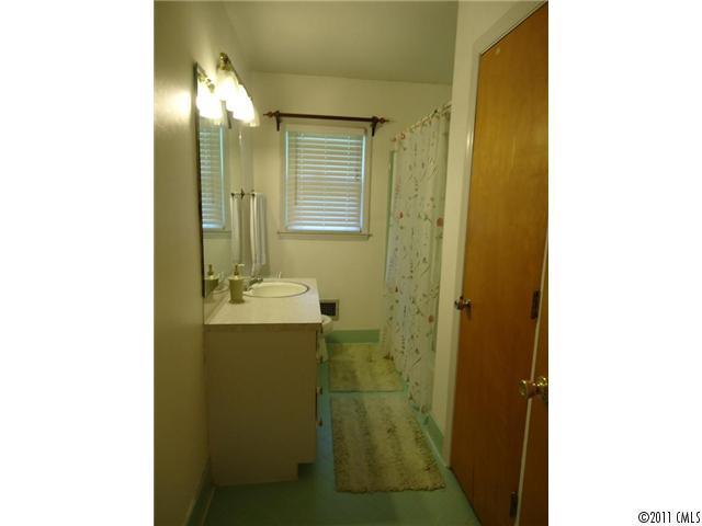 8621 Idlewild Road Charlotte, NC 28227 - Photo 8 of 16 Gallery Image 8