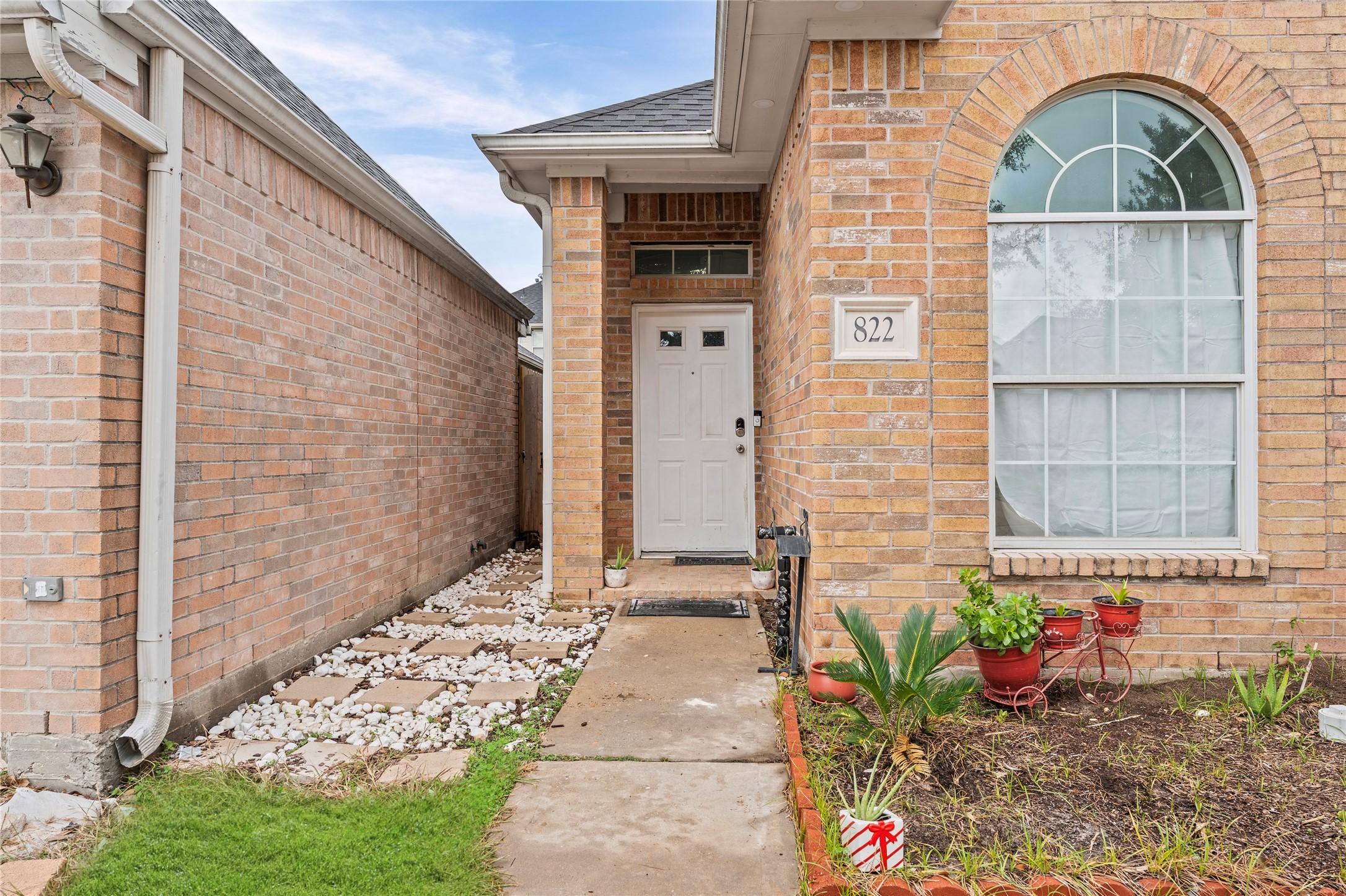822 Green Pines Forest Houston, TX 77067 - Photo 2 of 18 a front view of a house with a yard