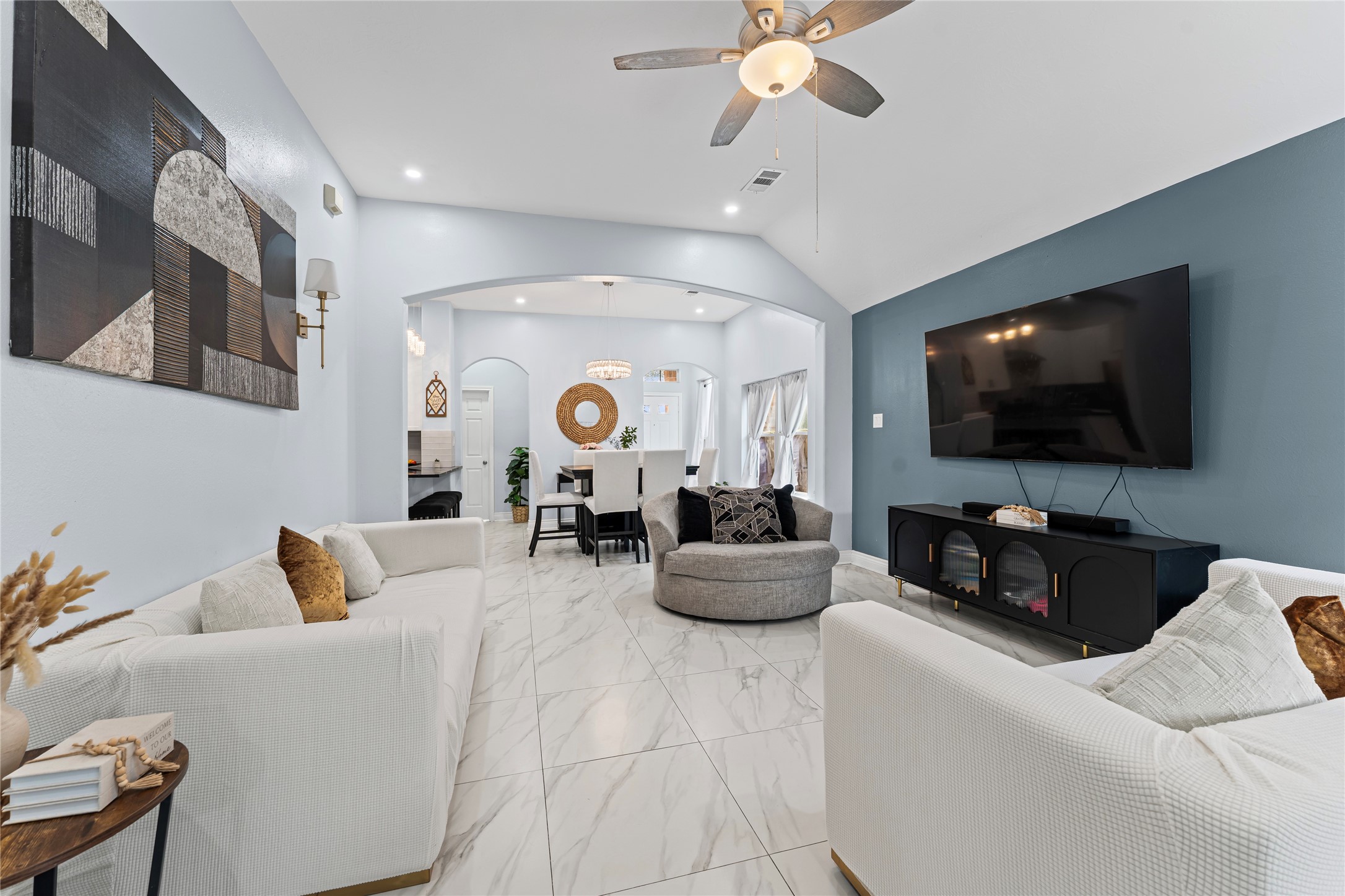 822 Green Pines Forest Houston, TX 77067 - Photo 3 of 18 a living room with furniture and a flat screen tv