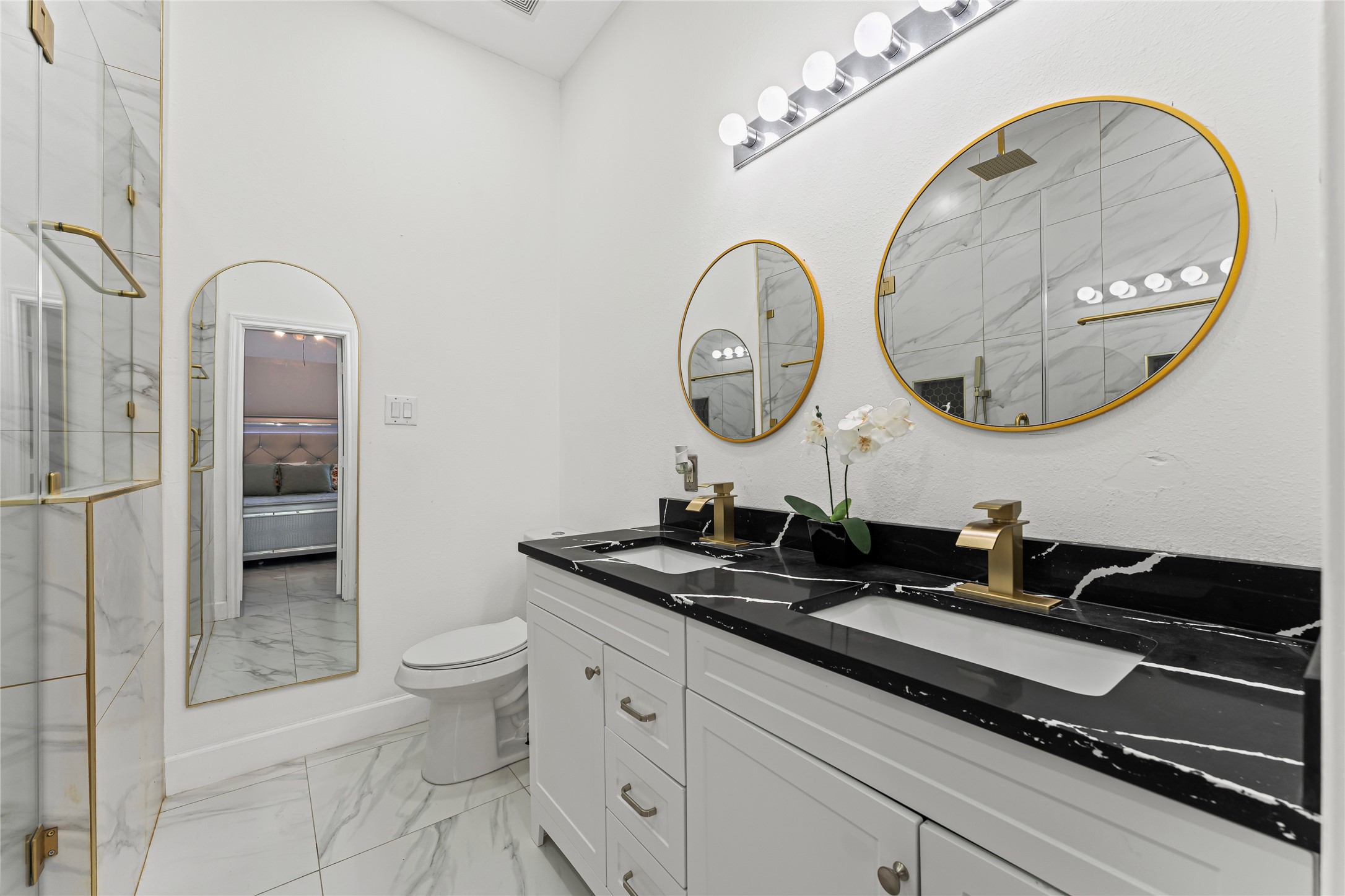 822 Green Pines Forest Houston, TX 77067 - Photo 9 of 18 a living room with sink and a mirror
