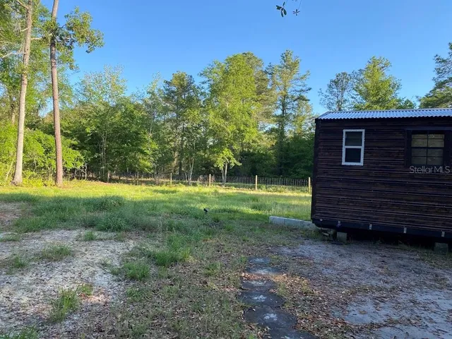 a view of a backyard