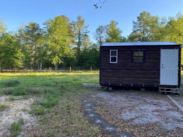 a view of a backyard