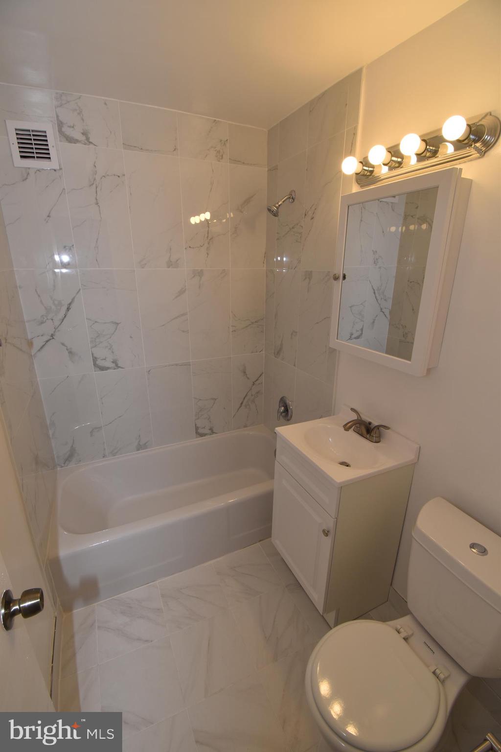 1011 Arlington Boulevard, Unit 710 Arlington, VA 22209 - Photo 8 of 10 a bathroom with a toilet a sink and bathtub