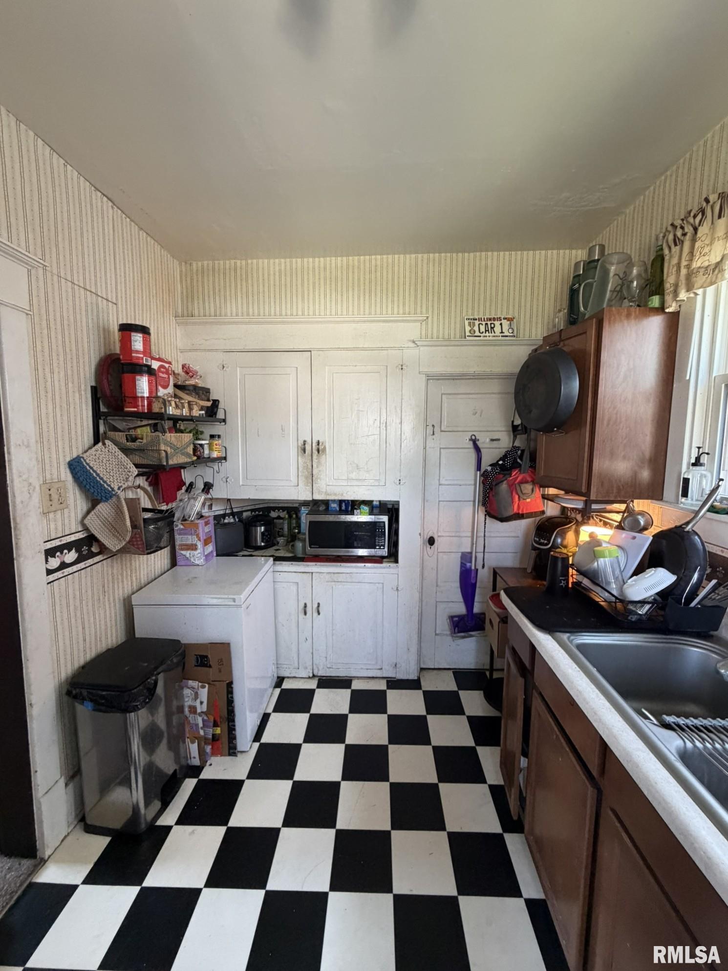 459 East Locust Street Canton, IL 61520 - Photo 2 of 10