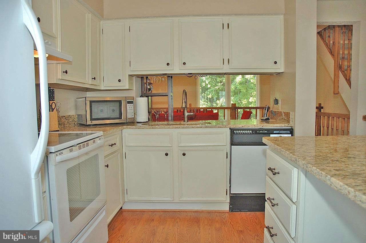 8798 Newington Commons Road Lorton, VA 22079 - Photo 2 of 15 Kitchen