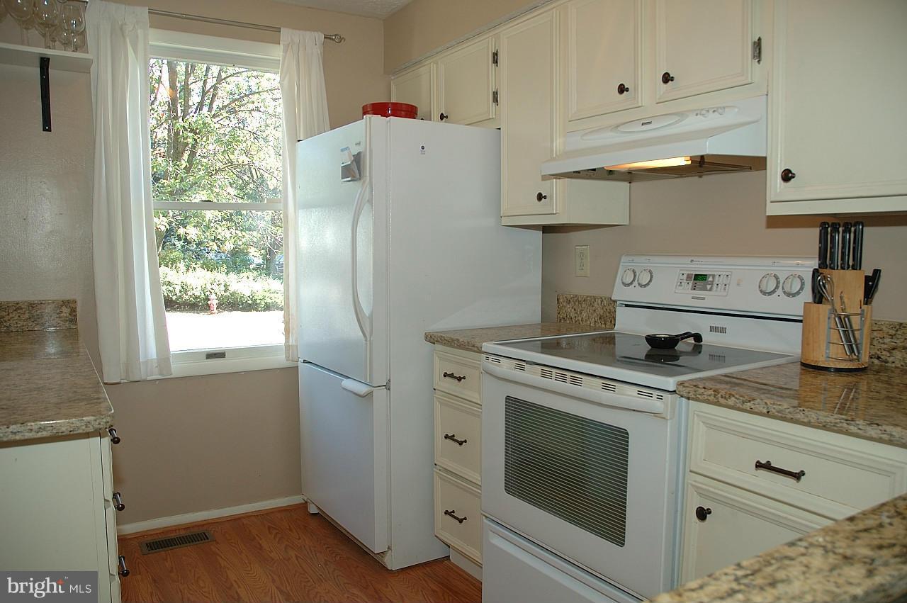 8798 Newington Commons Road Lorton, VA 22079 - Photo 3 of 15 Kitchen