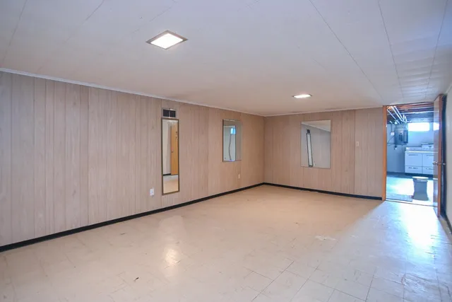 $230,000 | 905 South Irwin Avenue, Green Bay, WI 54301