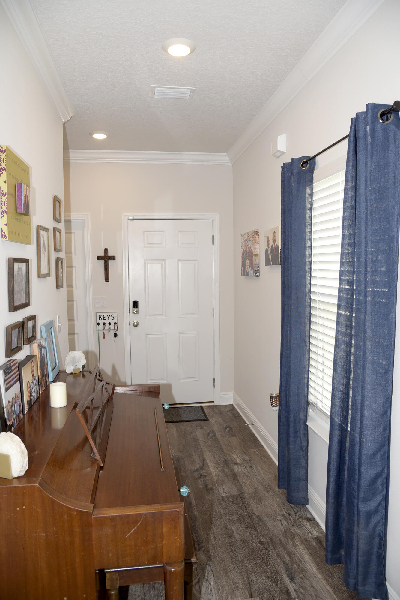 328 Lightning Bug Lane Freeport, FL 32439 - Photo 5 of 43 a room with furniture and window