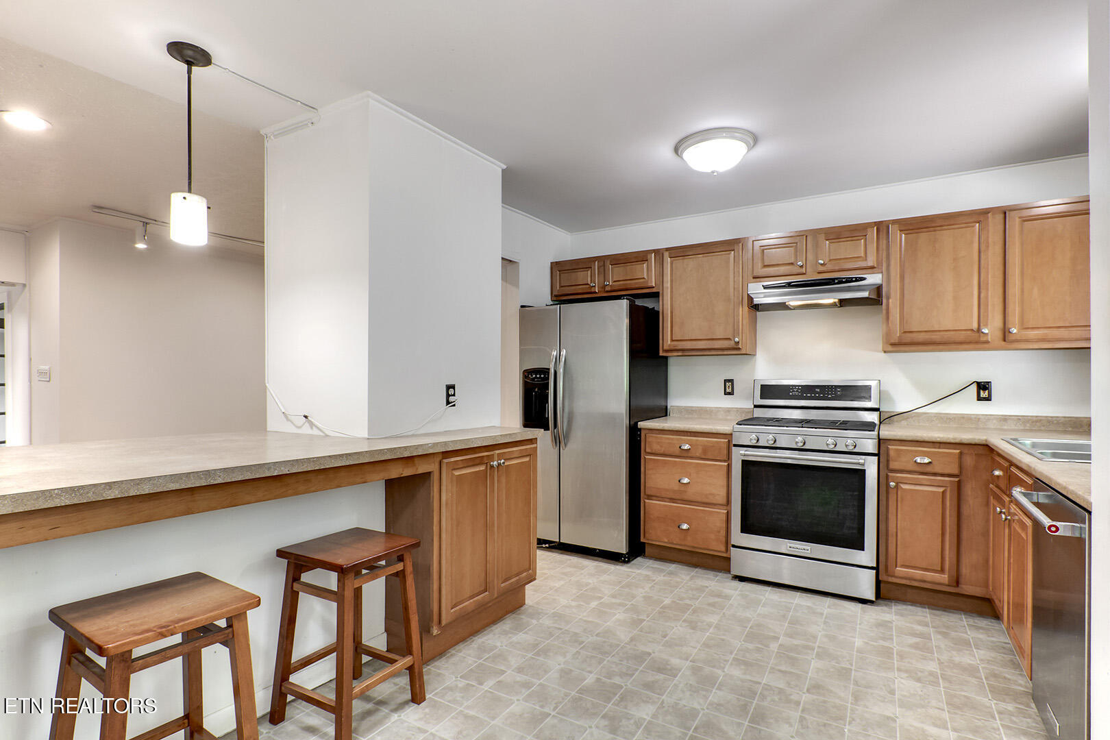 102 Oxford Road Oak Ridge, TN 37830 - Photo 19 of 59 19_OxfordRoad_102_Kitchen02