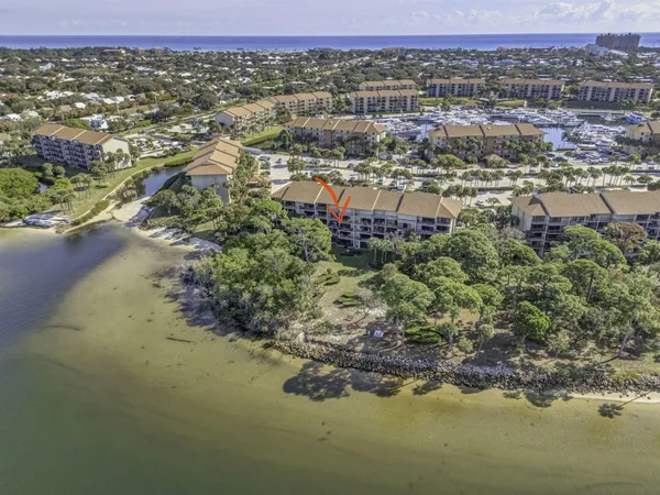a picture of a sky view of a cabinet