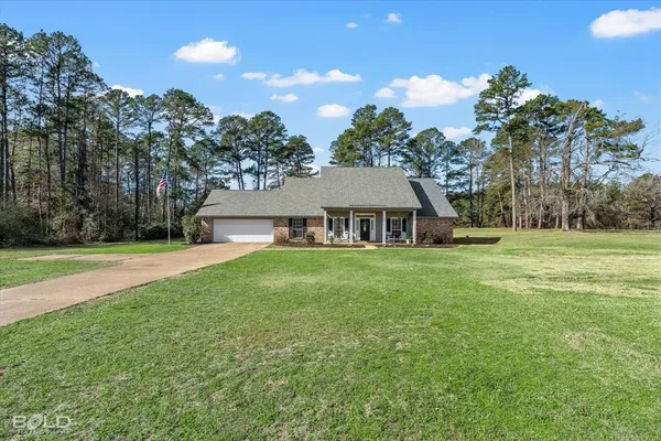 a view of a house with backyard and garden