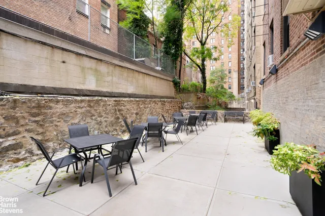 $715,000 | 49 West 72nd Street, Unit 5C | Upper West Side