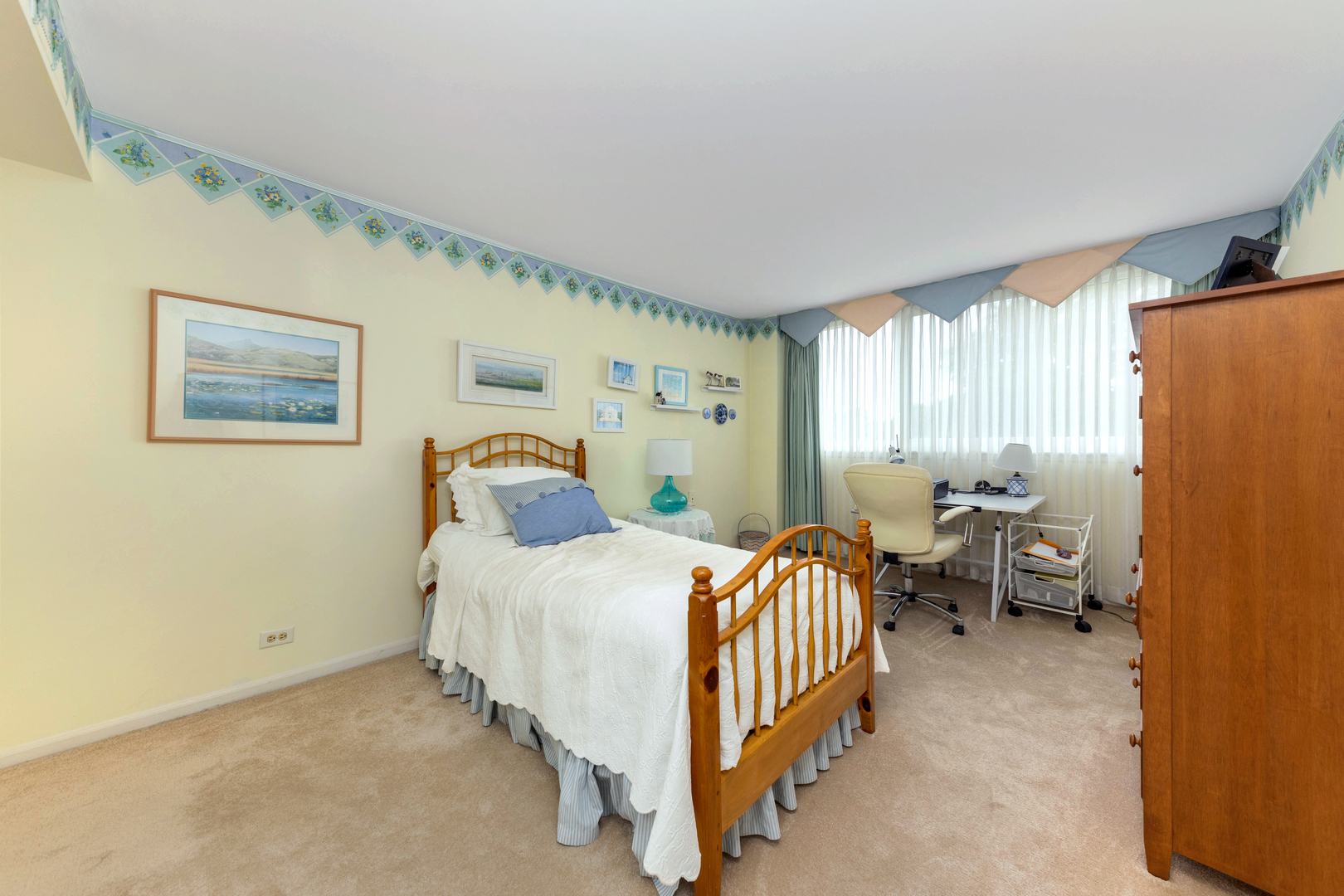 101 Bar Harbour Road, Unit 2G Schaumburg, IL 60193 - Photo 15 of 24 a bedroom with a bed and a table