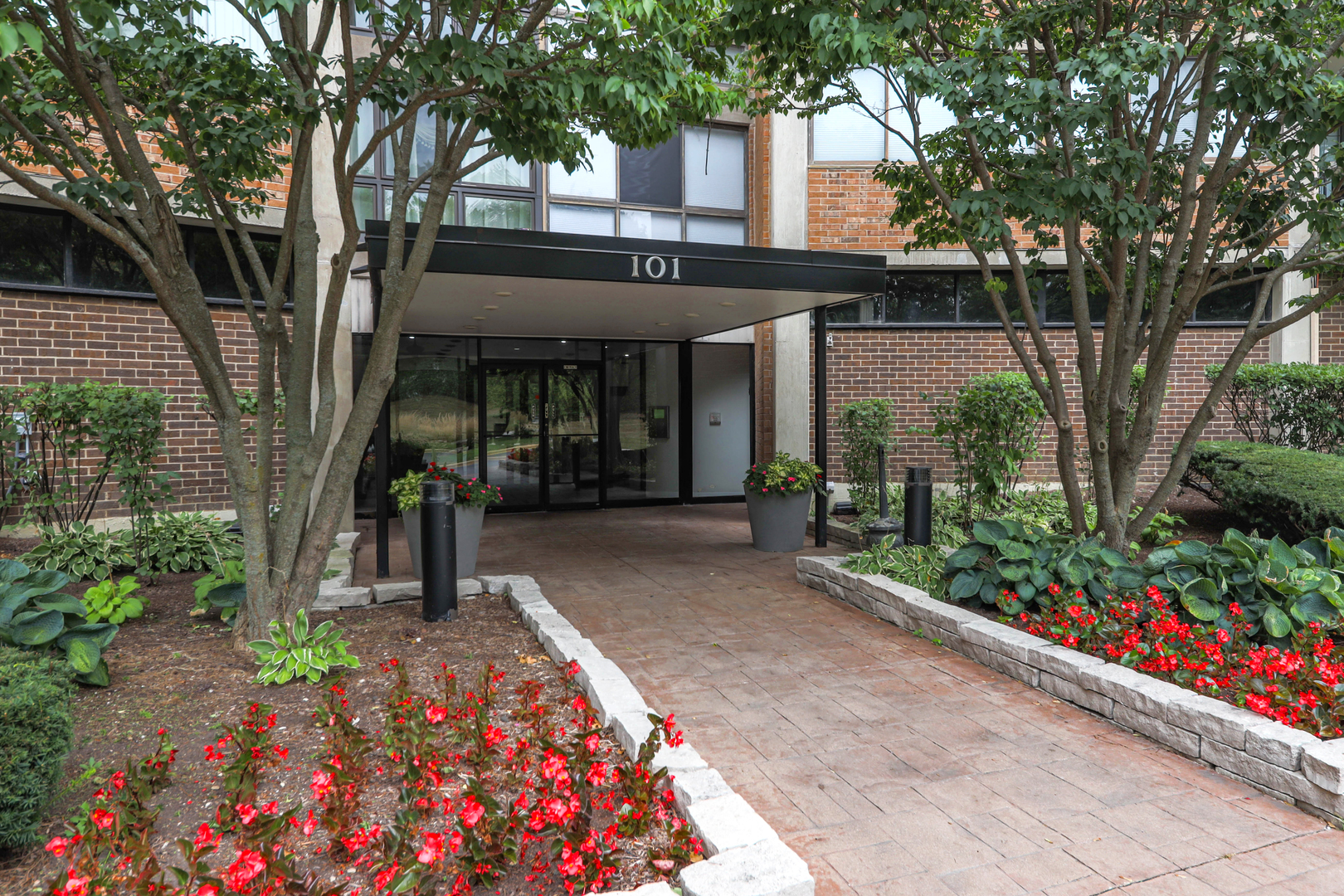 101 Bar Harbour Road, Unit 2G Schaumburg, IL 60193 - Photo 2 of 24 a front view of a house with a garden