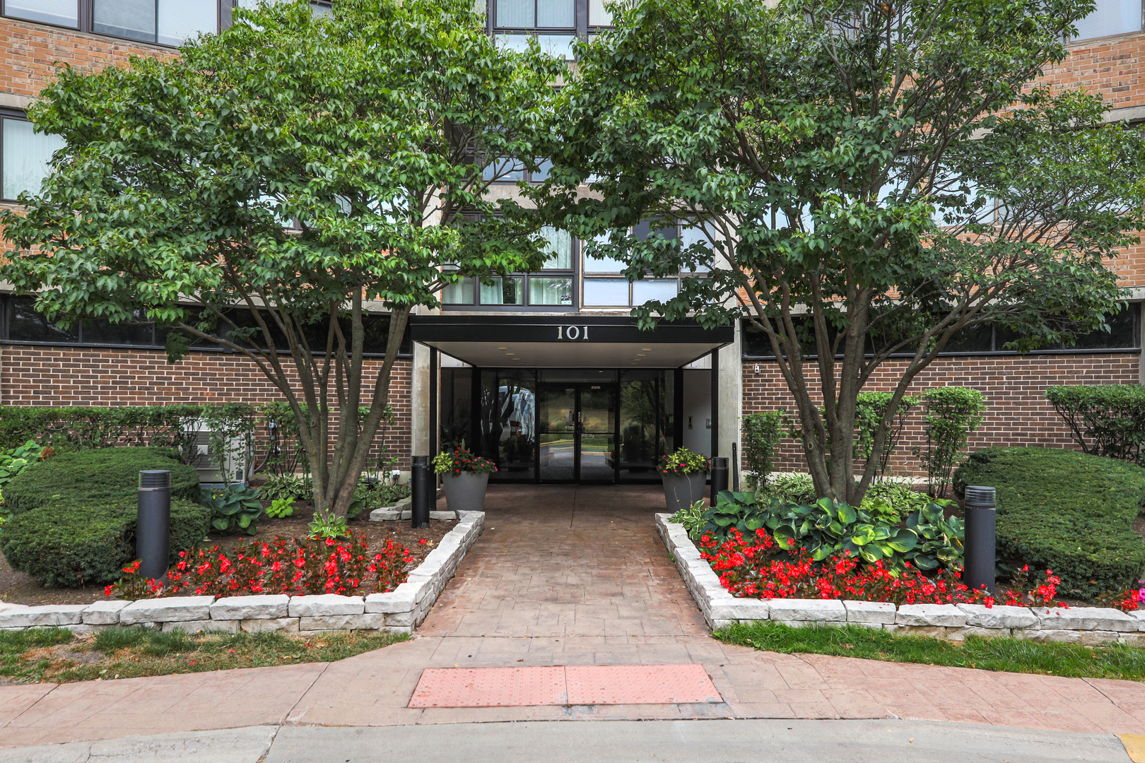 101 Bar Harbour Road, Unit 2G Schaumburg, IL 60193 - Photo 23 of 24 a view of a house with a garden