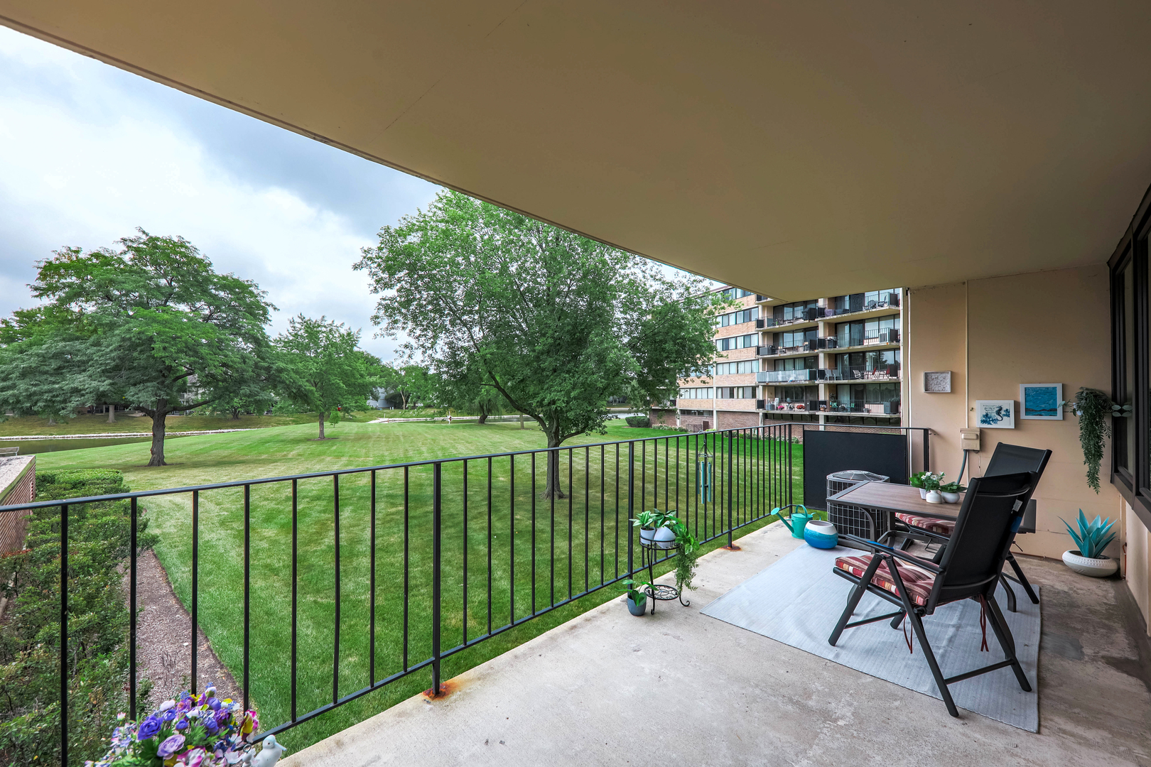 101 Bar Harbour Road, Unit 2G Schaumburg, IL 60193 - Photo 4 of 24 a view of a chair and tables in the backyard