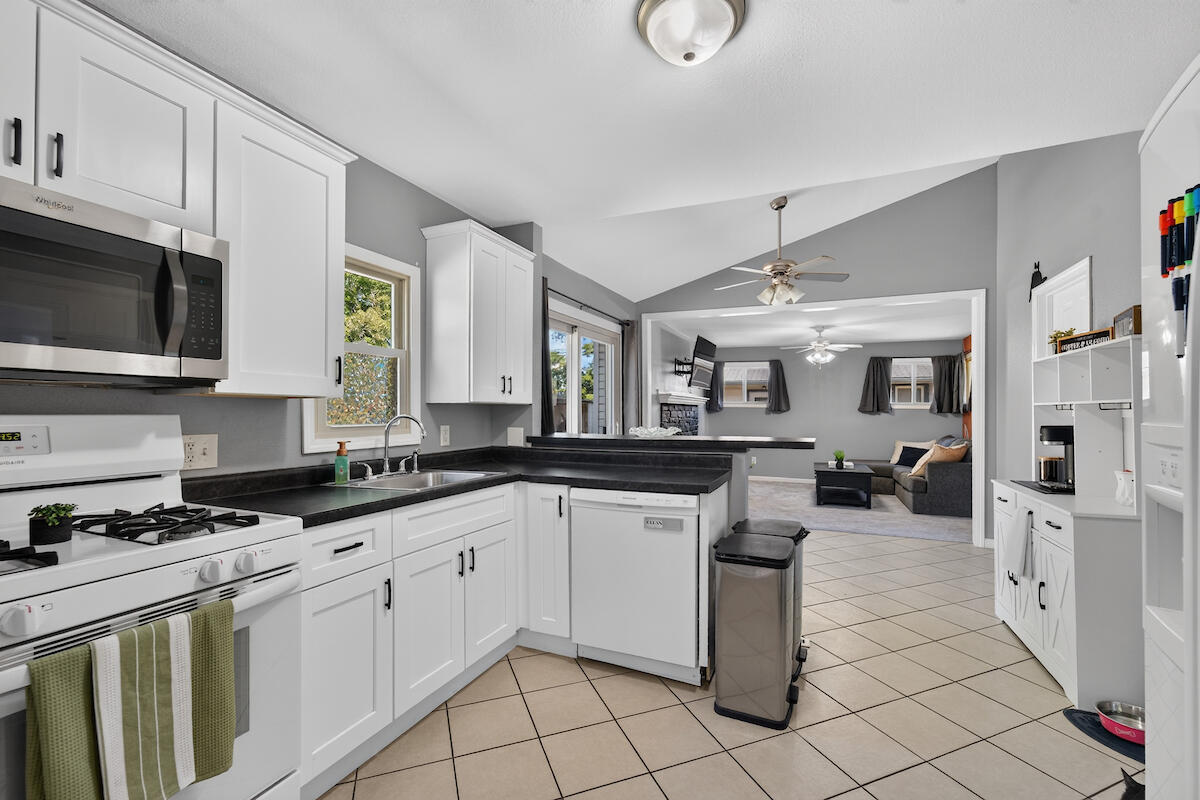 2018 Cleveland Avenue Racine, WI 53405 - Photo 3 of 20 Kitchen