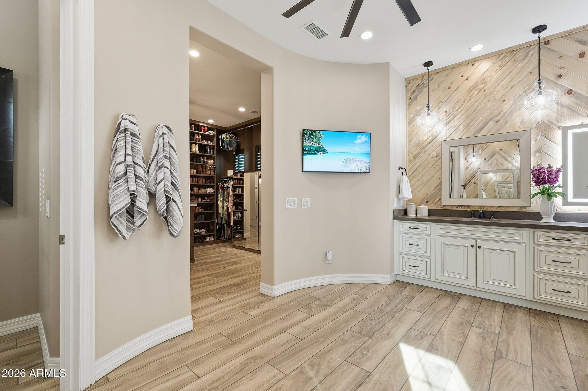 2674 East Hummingbird Way Gilbert, AZ 85297 - Photo 34 of 106 PrimaryBath_HersVanity