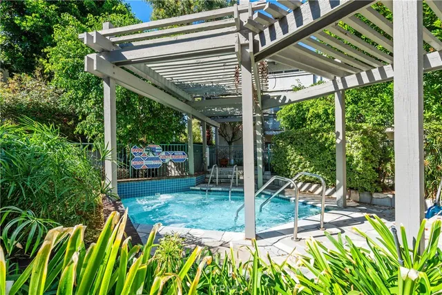 $500,000 | 20134 Leadwell Street, Unit 218, Winnetka, CA 91306