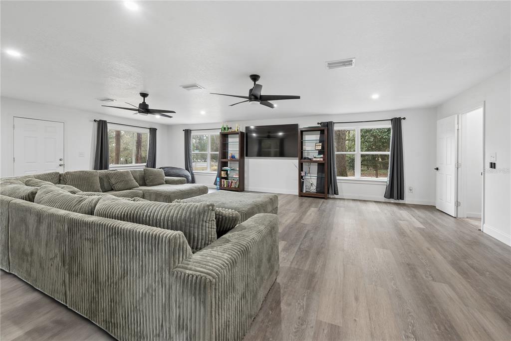 1353 Chatauqua Way Keystone Heights, FL 32656 - Photo 32 of 60 a living room with furniture and a ceiling fan
