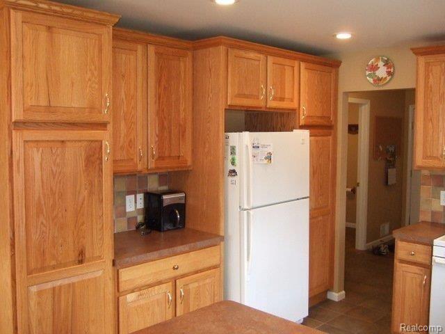 5758 Mason Road Fowlerville, MI 48836 - Photo 13 of 25 42" Upper cabinets