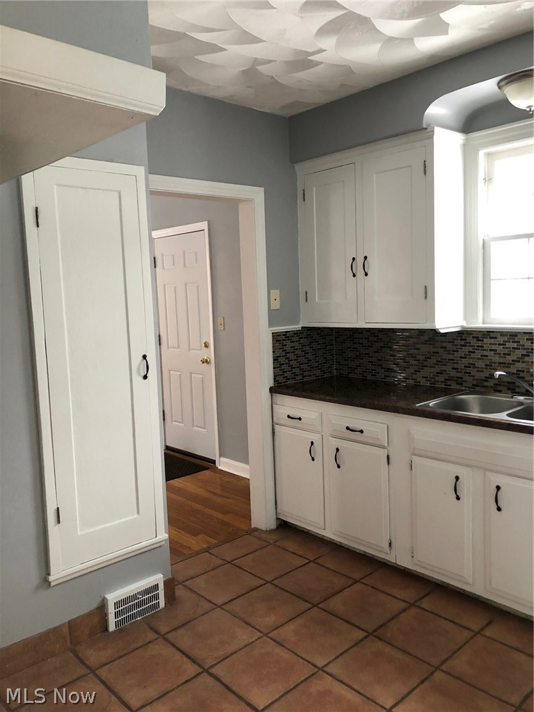3654 Grosvenor Road Cleveland, OH 44118 - Photo 9 of 21