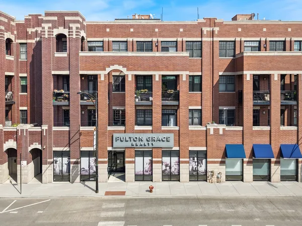 $899,999 | 2901 North Halsted Street, Unit 203, Chicago, IL 60657
