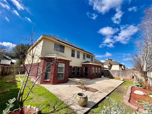 a view of a backyard with basketball court