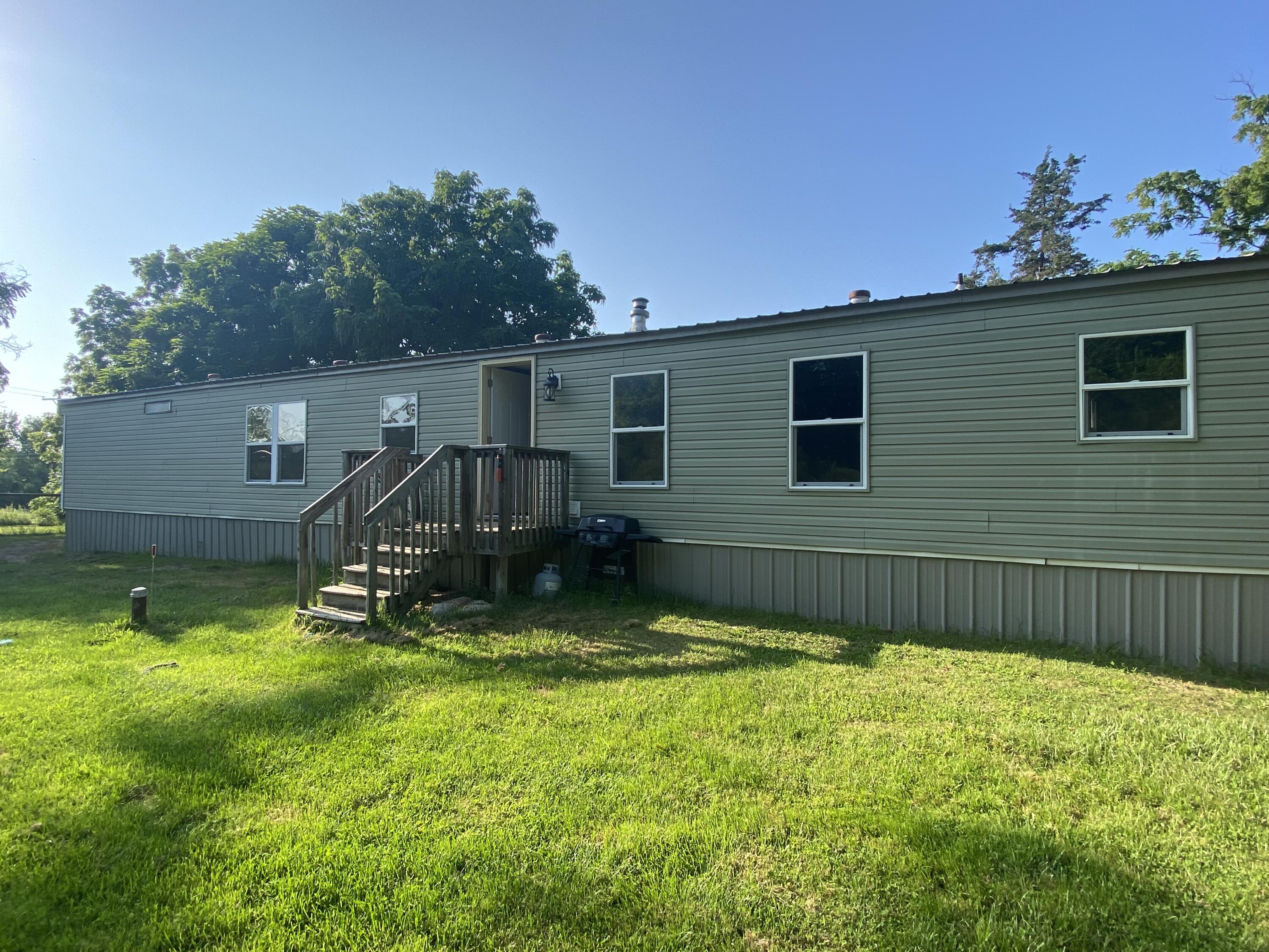 1979 West Riverside Drive Ionia, MI 48846 - Photo 4 of 14 IMG_6507