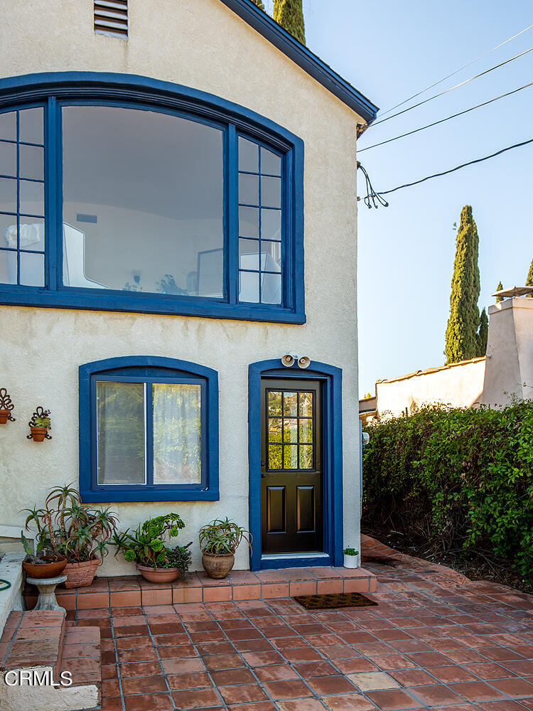 1273 Crescent Drive Glendale, CA 91205 - Photo 27 of 34 a front view of a house