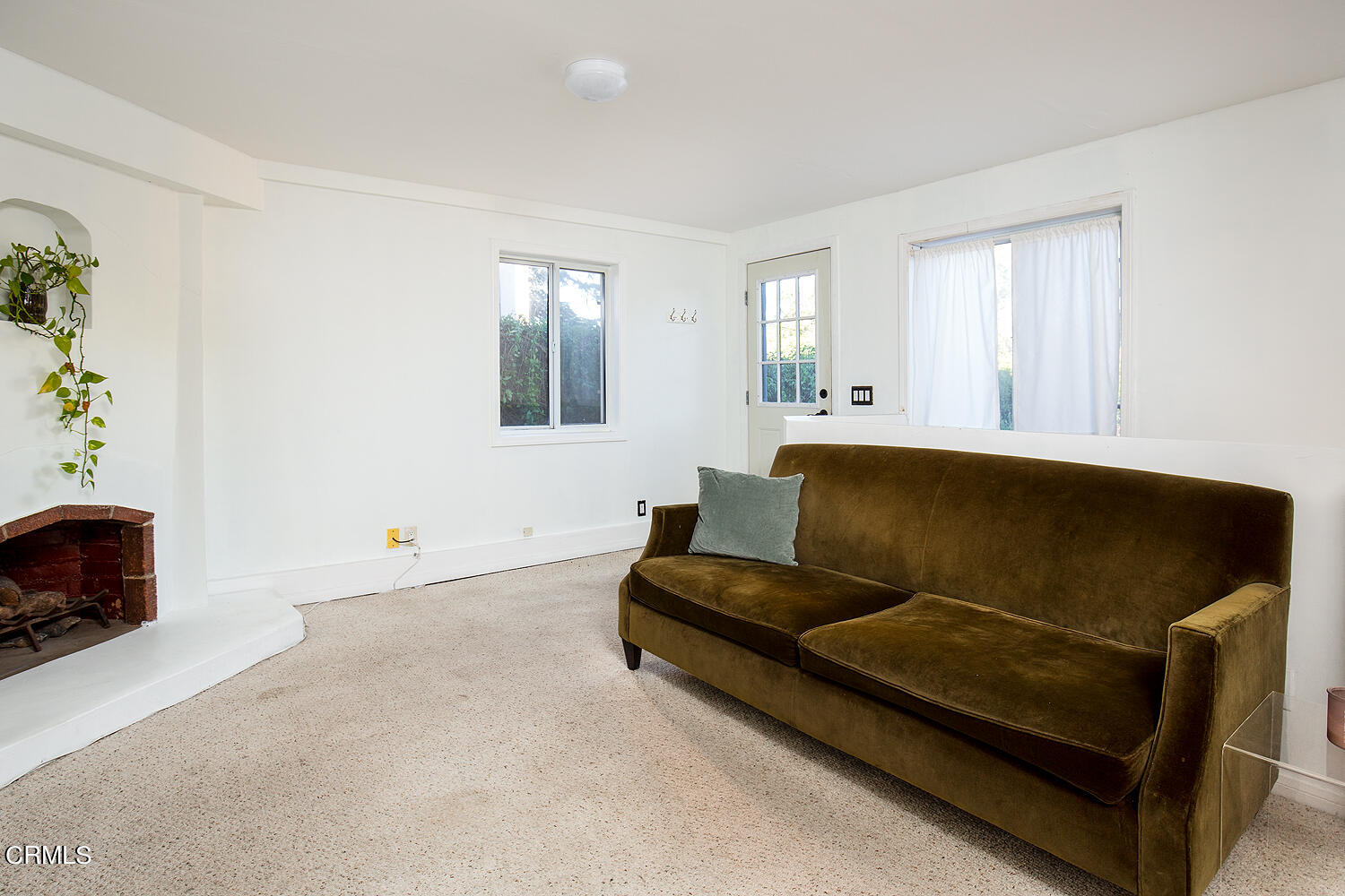 1273 Crescent Drive Glendale, CA 91205 - Photo 28 of 34 a living room with furniture and a window