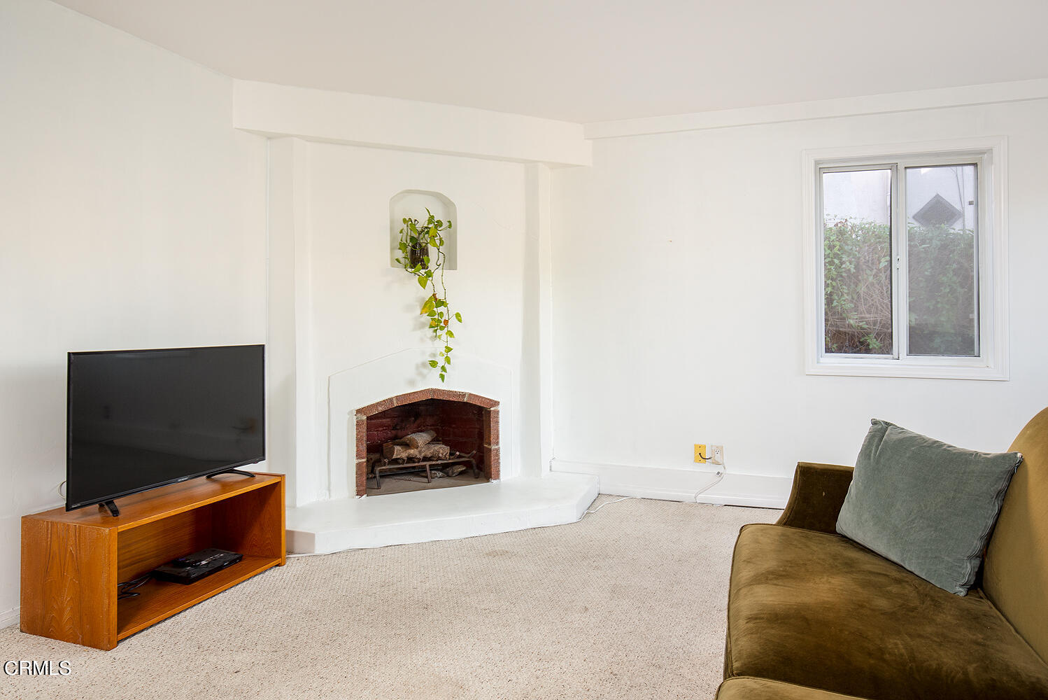 1273 Crescent Drive Glendale, CA 91205 - Photo 29 of 34 a living room with furniture and a flat screen tv
