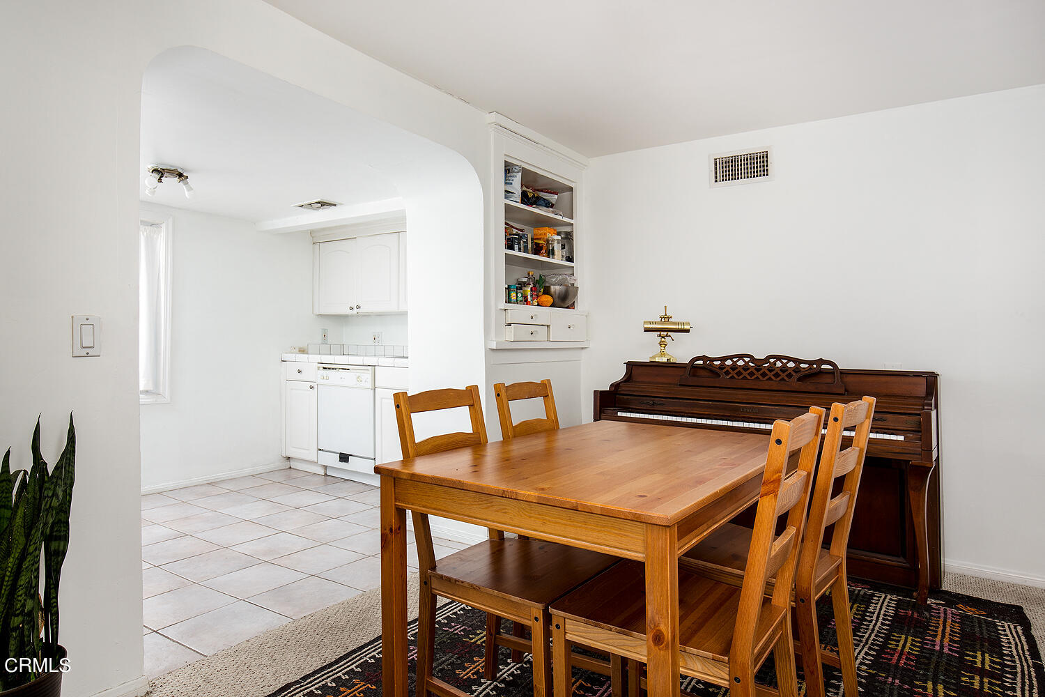 1273 Crescent Drive Glendale, CA 91205 - Photo 30 of 34 a kitchen with a table and chairs