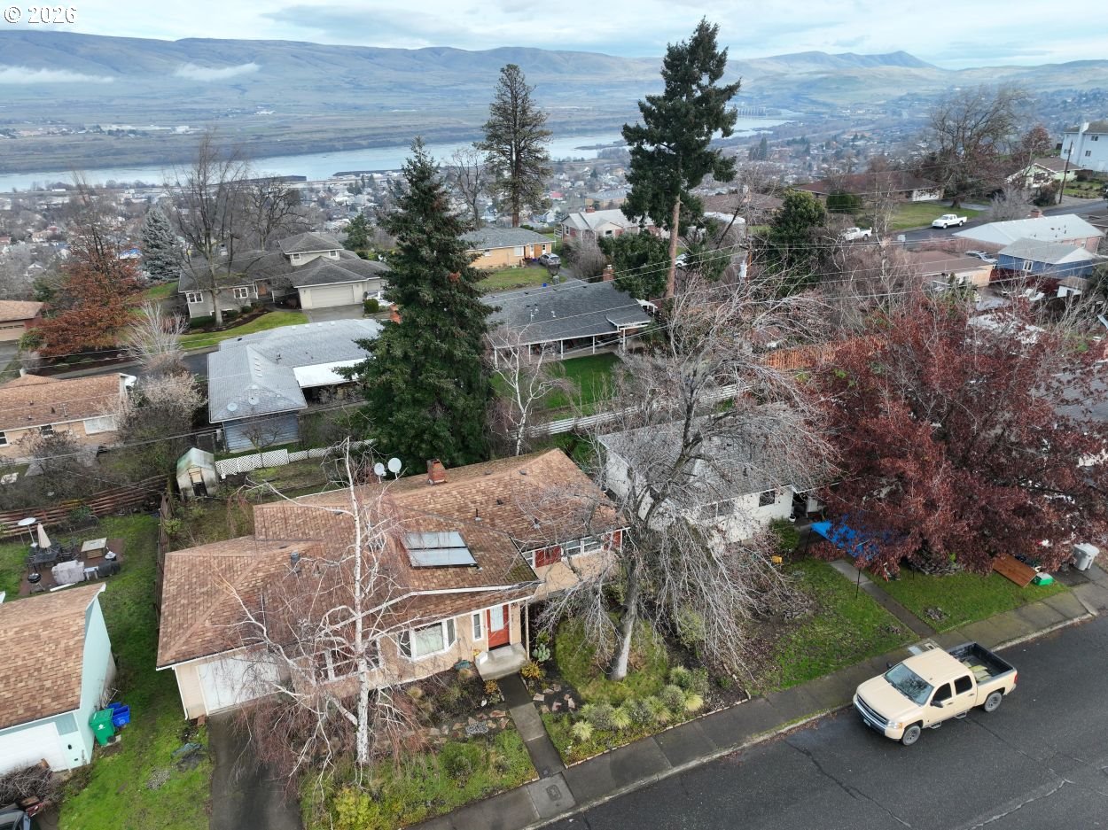 731 East 19th Street The Dalles, OR 97058 - Photo 8 of 42 a view of a patio with table and chairs and potted plants