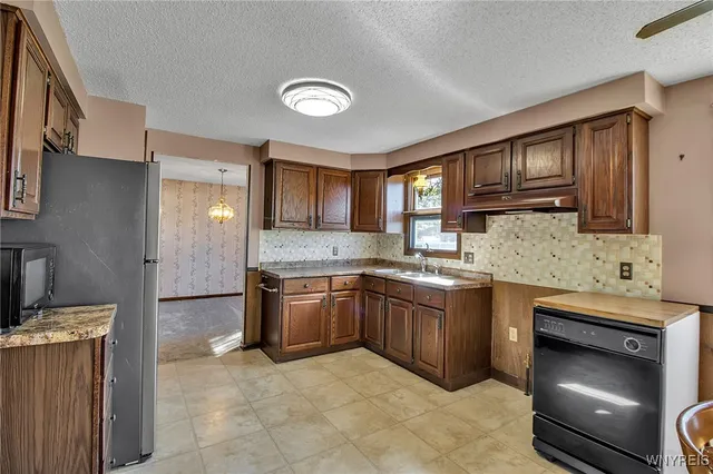 $349,900 | 4 Windtree Court, West Seneca, NY 14224