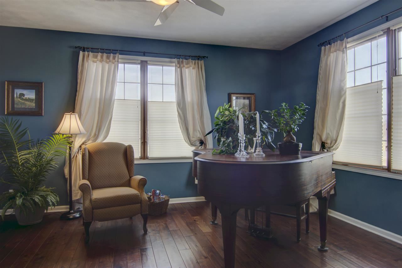 12210 Bellingham Road Caledonia, IL 61011 - Photo 11 of 24 a living room with furniture and a potted plant