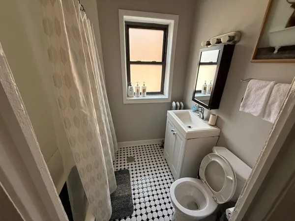 $1,750 | 1359 West Touhy Avenue, Unit 2N, Chicago, IL 60626