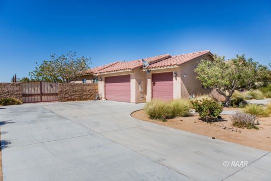 128 West Franklin Avenue Ridgecrest, CA 93555 - Photo 4 of 35 a front view of a house with a yard