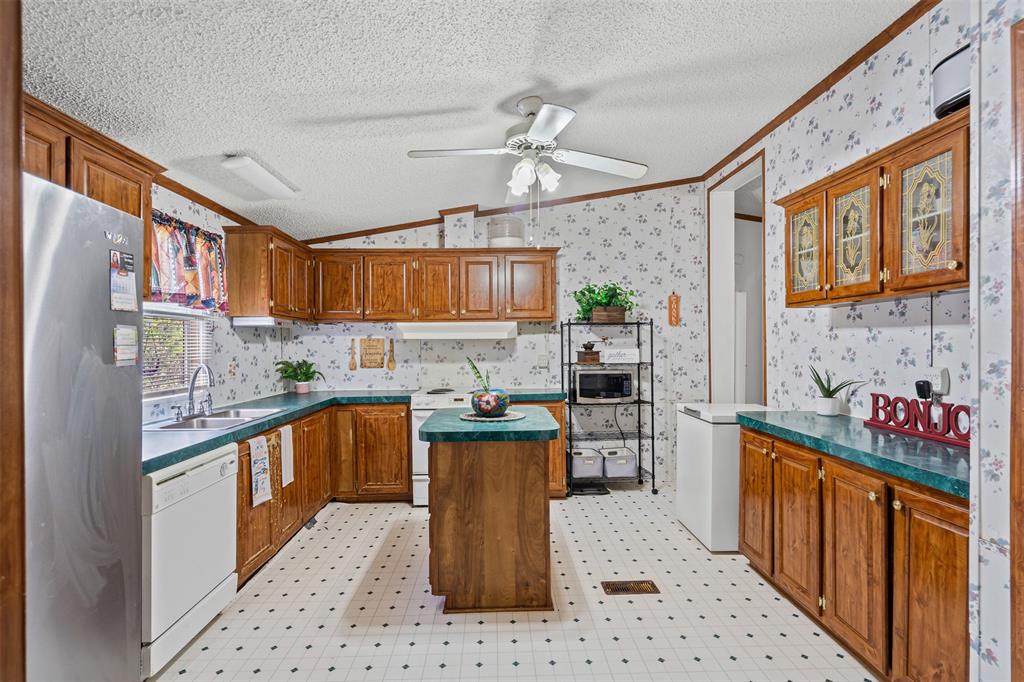 402 Silver Acres Road Azle, TX 76020 - Photo 10 of 30