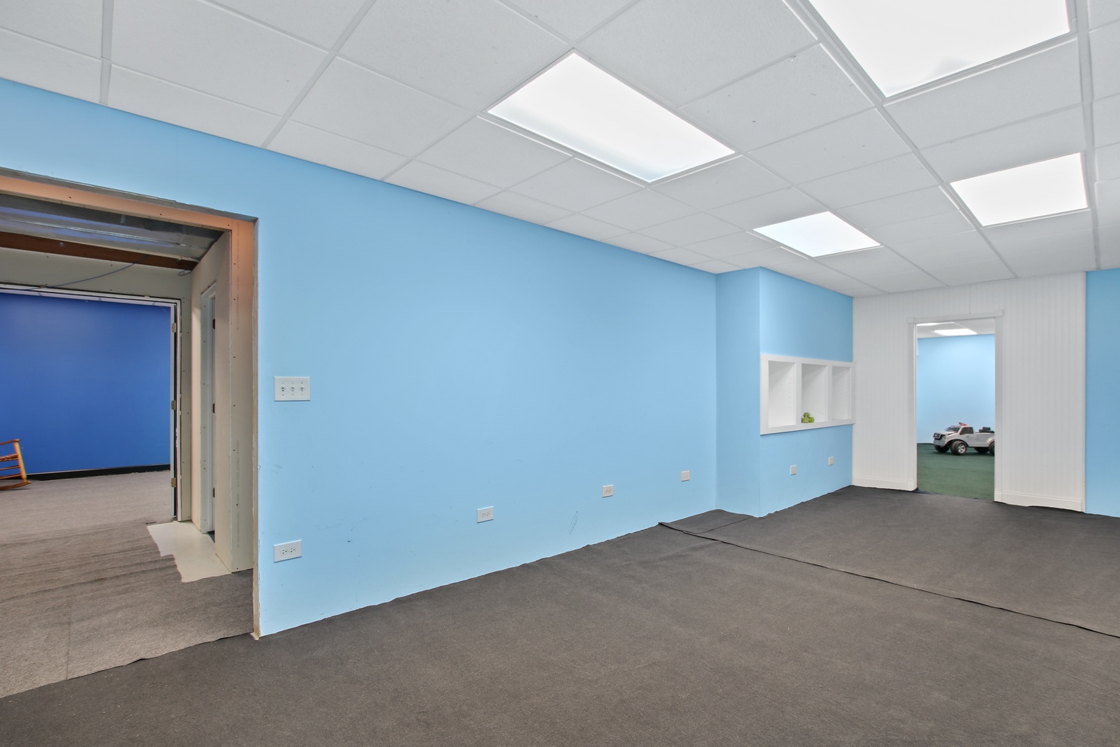 3111 Mini Drive Wadsworth, IL 60083 - Photo 14 of 17 an empty room with windows