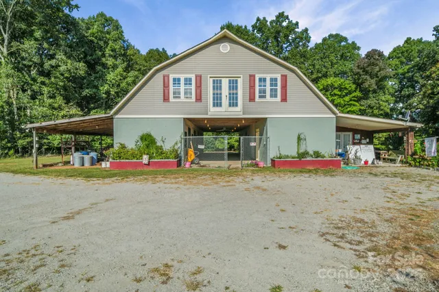 a view of front of house with entertaining space