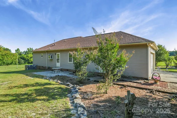 a view of a house with backyard and garden